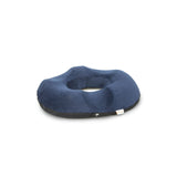 Siddpude med hul i memory foam til aflastning af haleben og tryk