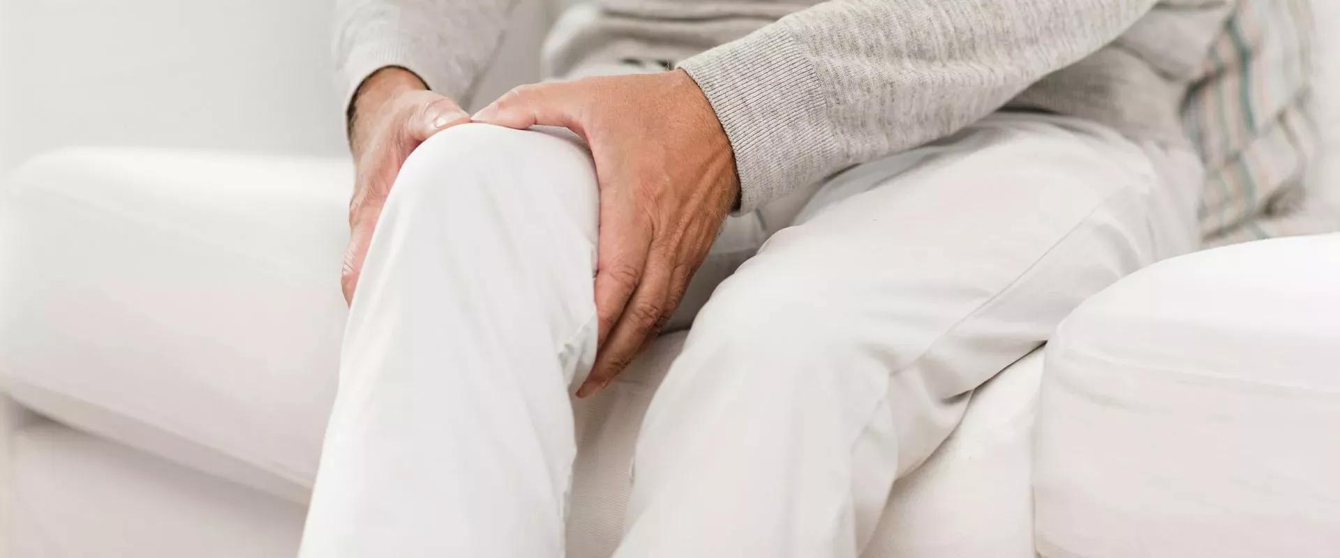 5 tips til hvordan du finder de rette knæbeskyttere Billede af en person med knæsmerter