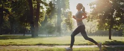Kvinde jogger i solen