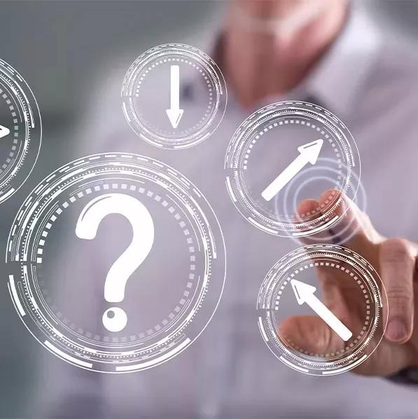 Tip 3 – Et bredt sortiment er en fordel! Billede af person, der udforsker sortiment