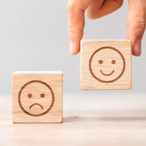 Tip 5 – Vurder produktets funktionalitet Billede af en terning med et glad ansigt og en med et trist ansigt