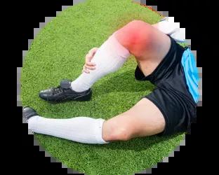 Mand der spiller fodbold og har skadet sig Mand der spiller fodbold og har skadet sig