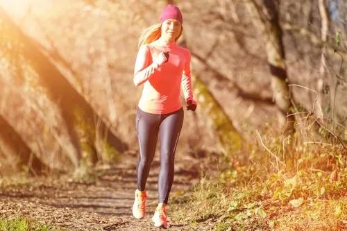 Kvinde jogger i solen Kvinde jogger i solen
